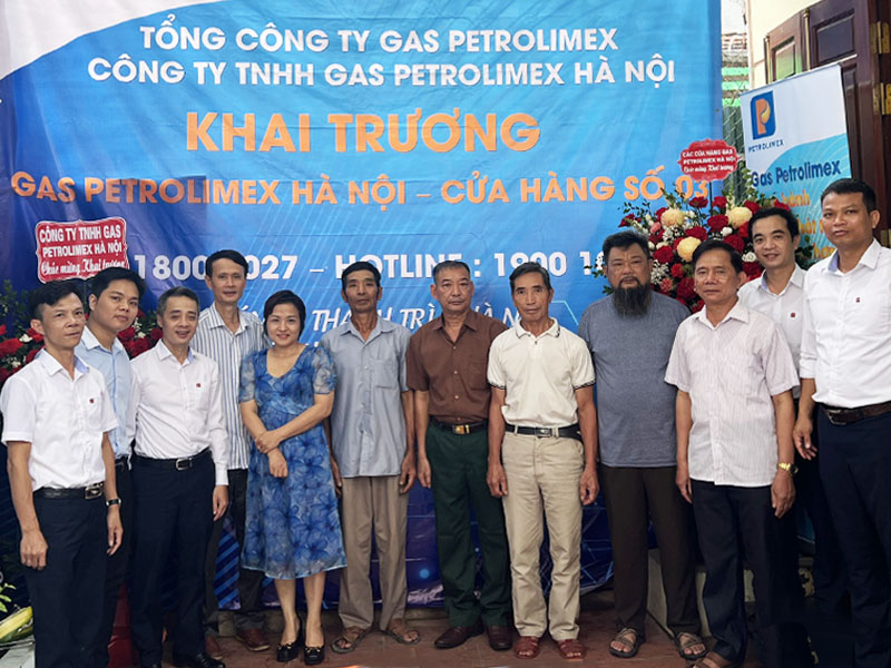 Anh Vũ Văn Hưng – Đại diện Đoàn thanh niên trao quà, giới thiệu Cửa hàng Gas số 3 và quảng bá thương hiệu Gas Petrolimex